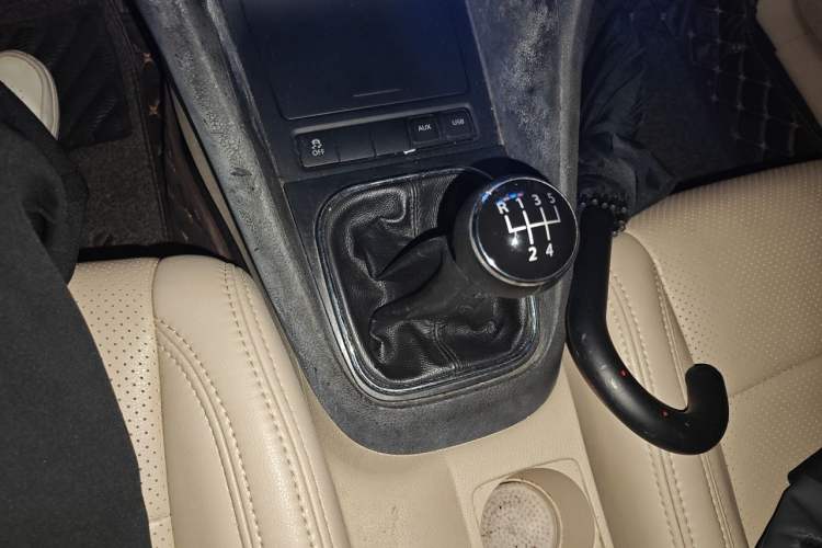 Used Volkswagen Golf 2011 1.6 Manual Fashion Edition Gear Lever