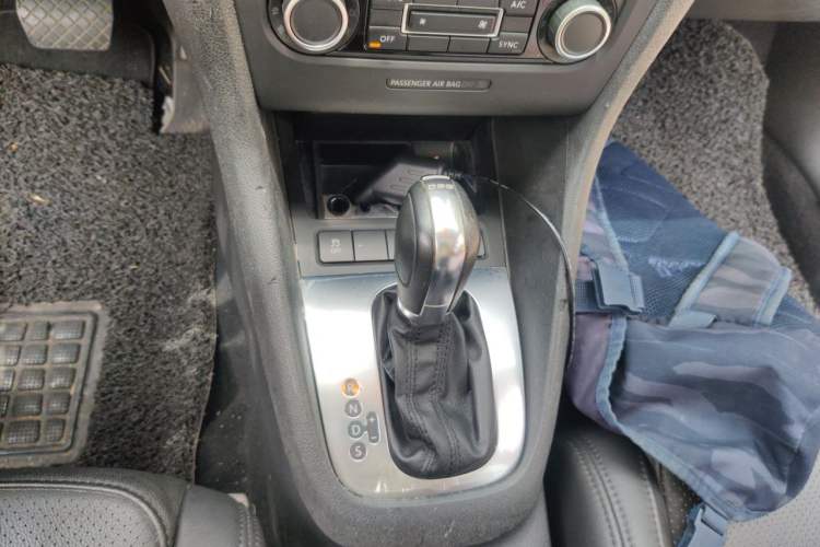 Used Volkswagen Golf 2011 1.4 TSI Comfort Travel Edition Gear Lever