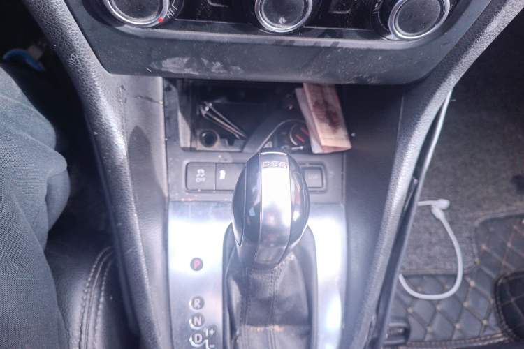 Used Volkswagen Golf 2011 1.6L Automatic Fashion Edition Gear Lever
