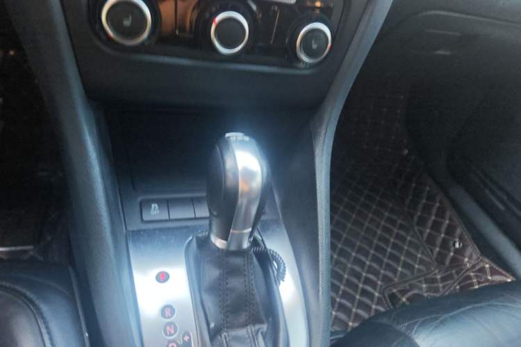 Used Volkswagen Golf 2011 1.4 TSI Automatic Luxury Edition Gear Lever