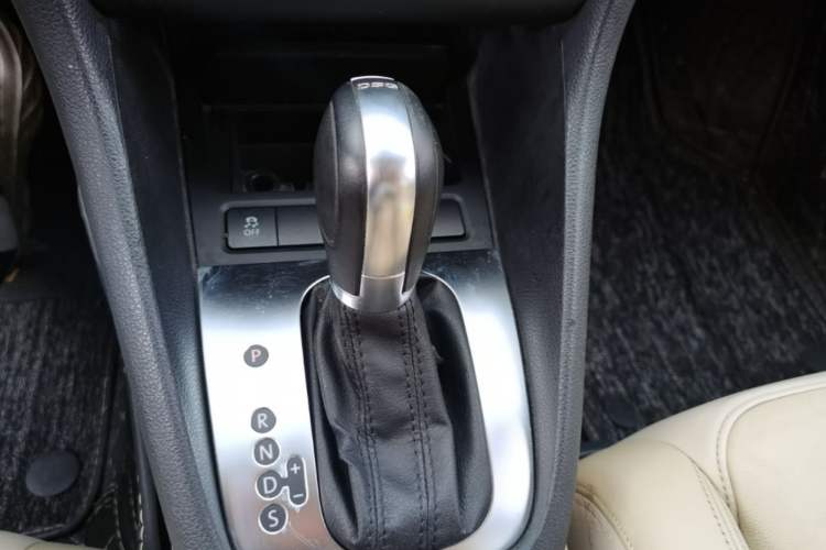 Used Volkswagen Golf 2011 1.4 TSI Automatic Luxury Edition Gear Lever