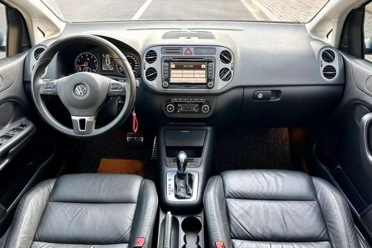 Used Volkswagen Golf 2011 1.4TSI Cross Golf Interior 1