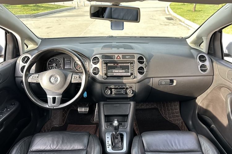 Used Volkswagen Golf 2011 1.4TSI Cross Golf Interior 2