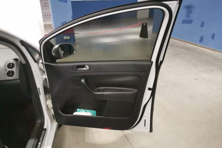 Used Volkswagen Golf 2011 1.4TSI Cross Golf Interior 5