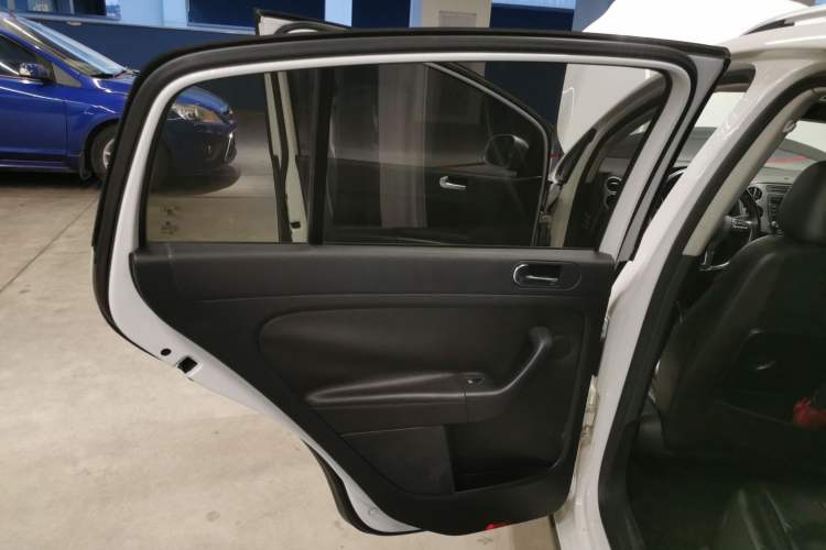 Used Volkswagen Golf 2011 1.4TSI Cross Golf Interior 8
