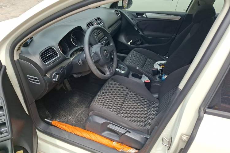 Used Volkswagen Golf 2011 1.6L Automatic Fashion Edition Left Front Seat