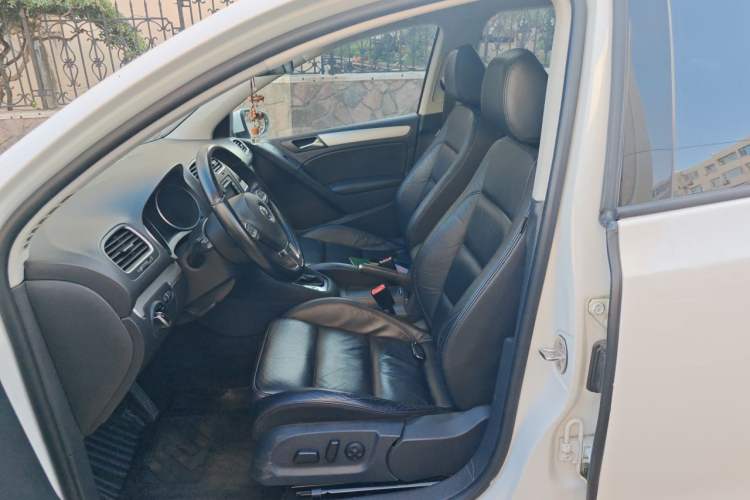 Used Volkswagen Golf 2011 1.4 TSI Automatic Luxury Edition Left Front Seat