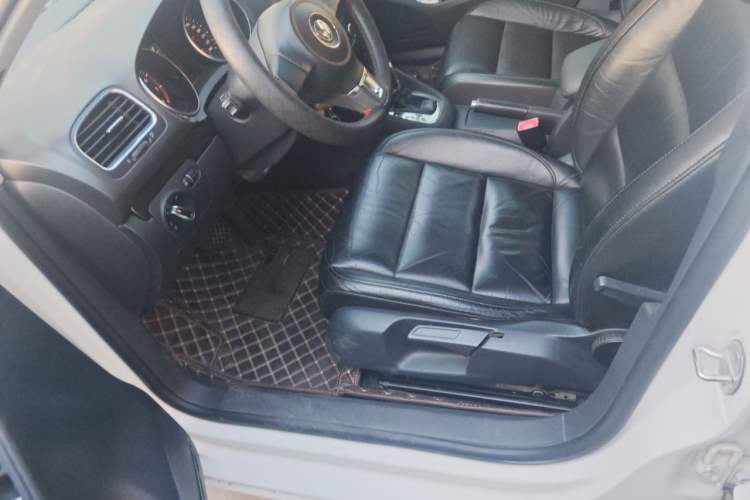Used Volkswagen Golf 2011 1.4 TSI Automatic Luxury Edition Left Front Seat