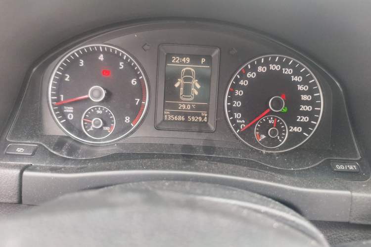 Used Volkswagen Golf 2011 1.4TSI Cross Golf Odometer Close Up