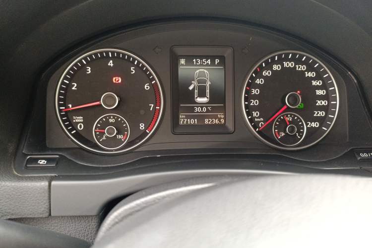 Used Volkswagen Golf 2011 1.4TSI Cross Golf Odometer Close Up