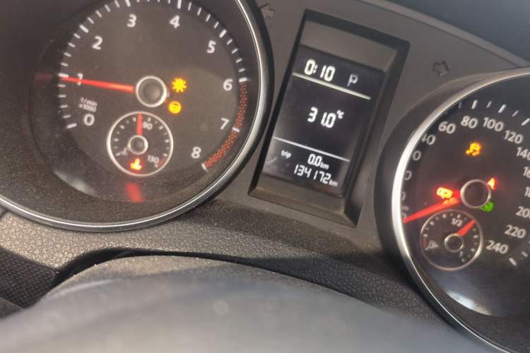 Used Volkswagen Golf 2011 1.4 TSI Automatic Comfort Model Odometer Close Up