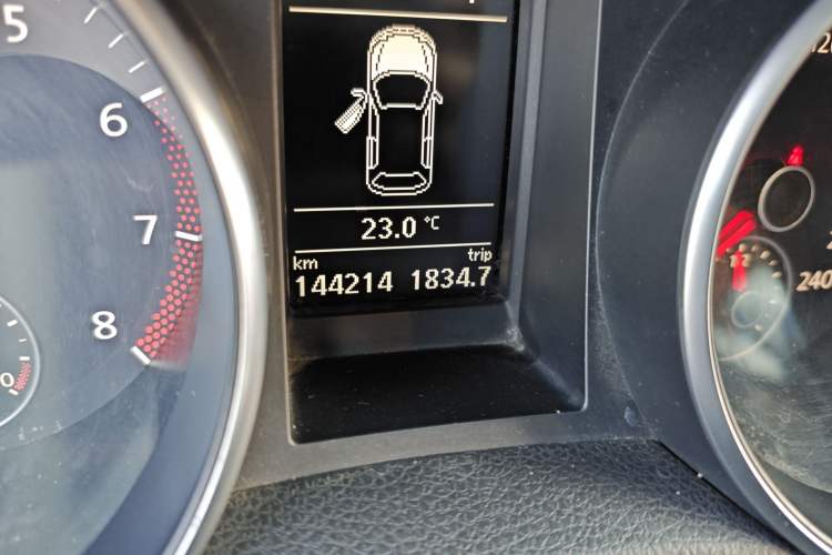 Used Volkswagen Golf 2011 1.4 TSI Comfort Travel Edition Odometer Close Up