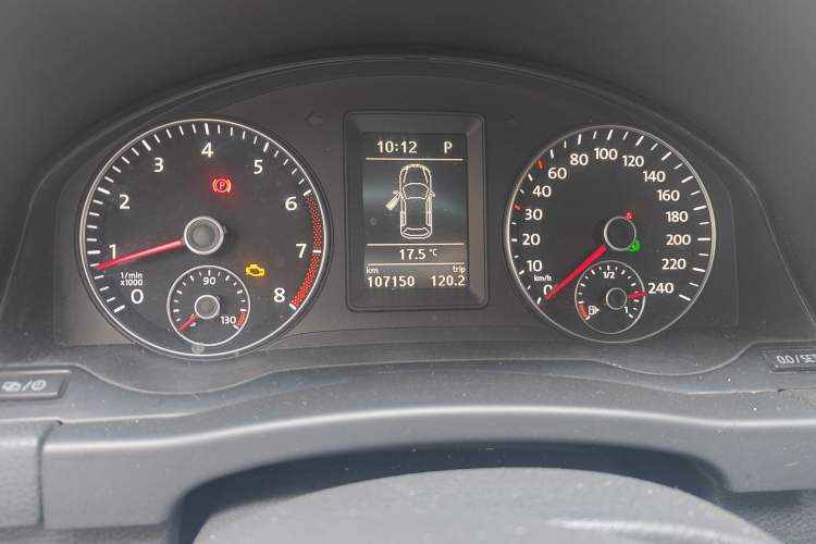 Used Volkswagen Golf 2011 1.4TSI Cross Golf Odometer Close Up