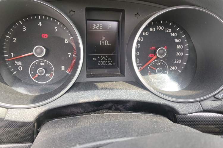 Used Volkswagen Golf 2011 1.4 TSI Automatic Comfort Model Odometer Close Up