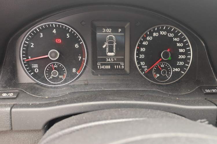 Used Volkswagen Golf 2011 1.4TSI Cross Golf Odometer Close Up