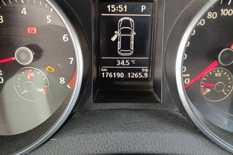 Used Volkswagen Golf 2011 1.4 TSI Comfort Travel Edition Odometer Close Up