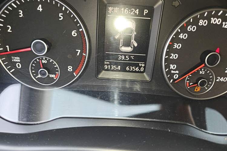 Used Volkswagen Golf 2011 1.4TSI Cross Golf Odometer Close Up