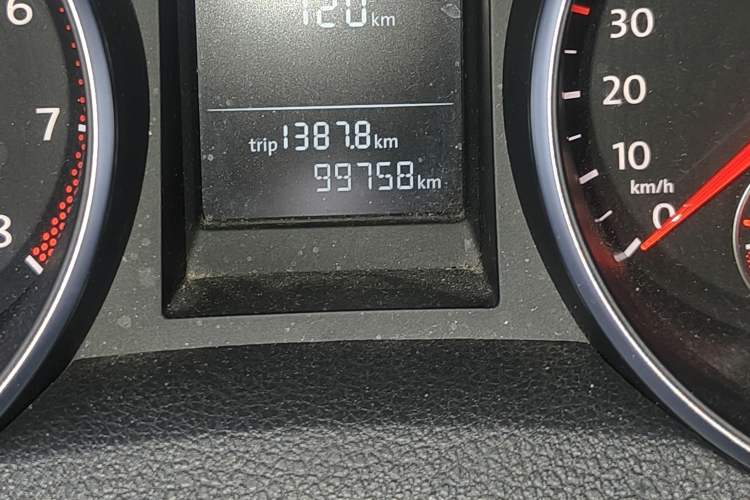 Used Volkswagen Golf 2011 1.4 TSI Automatic Luxury Edition Odometer Close Up