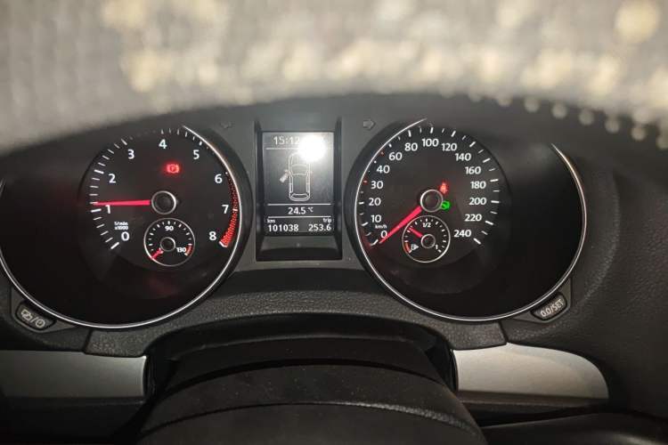 Used Volkswagen Golf 2011 1.4 TSI Comfort Travel Edition Odometer Close Up