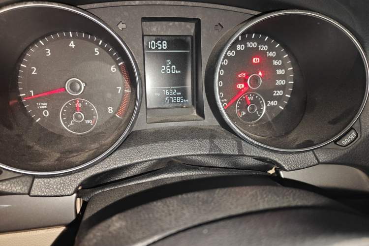 Used Volkswagen Golf 2011 1.6 Manual Fashion Edition Odometer Close Up