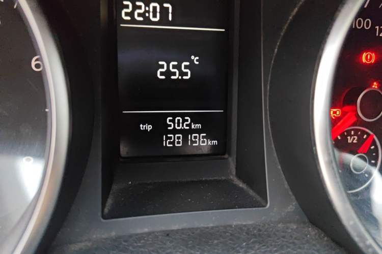 Used Volkswagen Golf 2011 1.6 Manual Fashion Edition Odometer Close Up