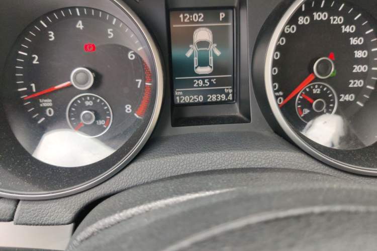 Used Volkswagen Golf 2011 1.4 TSI Comfort Travel Edition Odometer Close Up