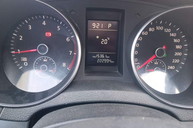 Used Volkswagen Golf 2011 1.6L Automatic Fashion Edition Odometer Close Up
