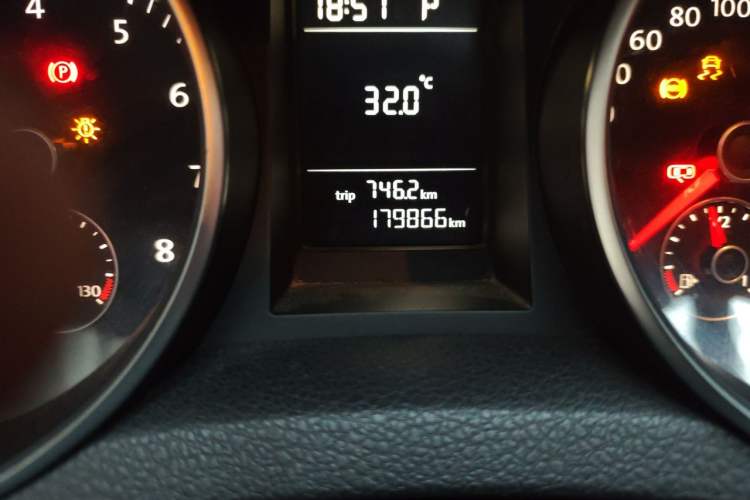 Used Volkswagen Golf 2011 1.4 TSI Automatic Comfort Model Odometer Close Up