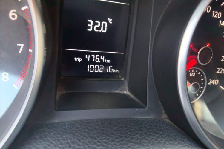 Used Volkswagen Golf 2011 1.4 TSI Automatic Comfort Model Odometer Close Up