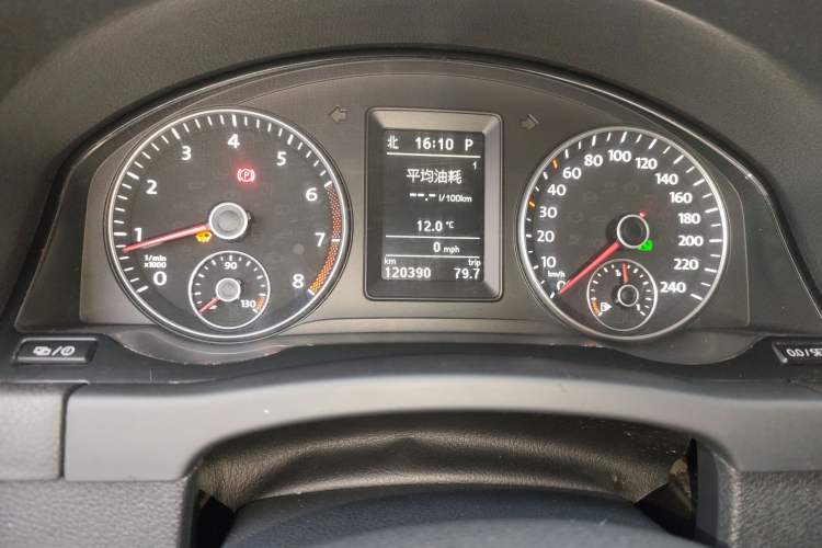 Used Volkswagen Golf 2011 1.4TSI Cross Golf Odometer Close Up