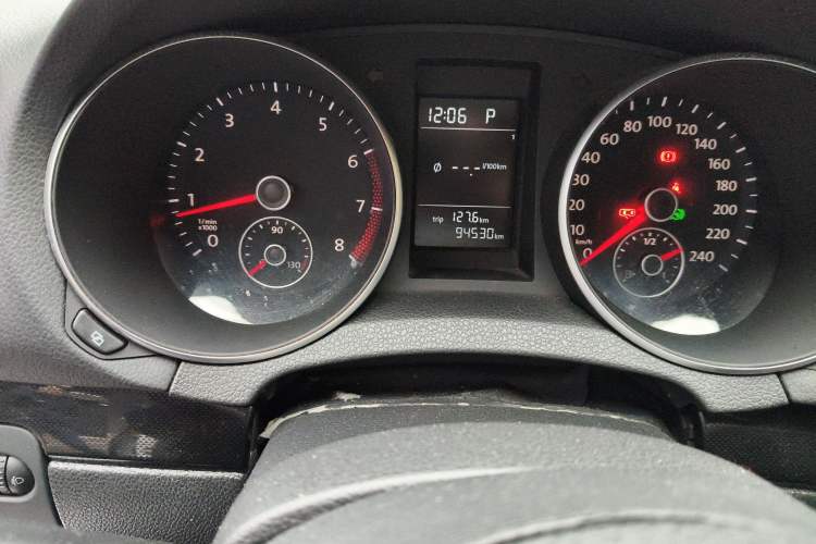Used Volkswagen Golf 2011 1.4 TSI Automatic Comfort Model Odometer Close Up