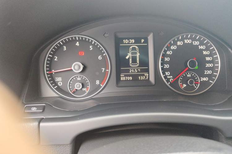 Used Volkswagen Golf 2011 1.4TSI Cross Golf Odometer Close Up