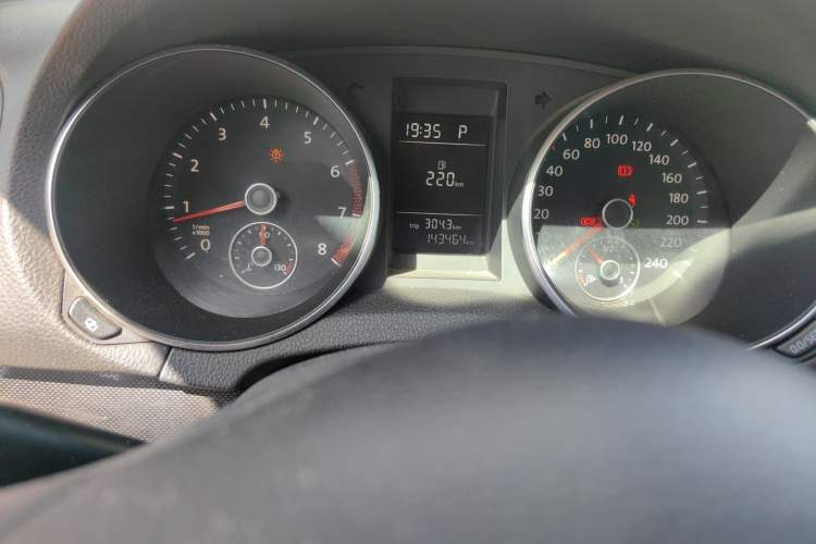 Used Volkswagen Golf 2011 1.4 TSI Automatic Comfort Model Odometer Close Up