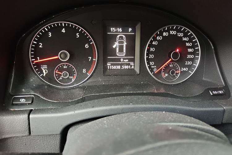 Used Volkswagen Golf 2011 1.4TSI Cross Golf Odometer Close Up