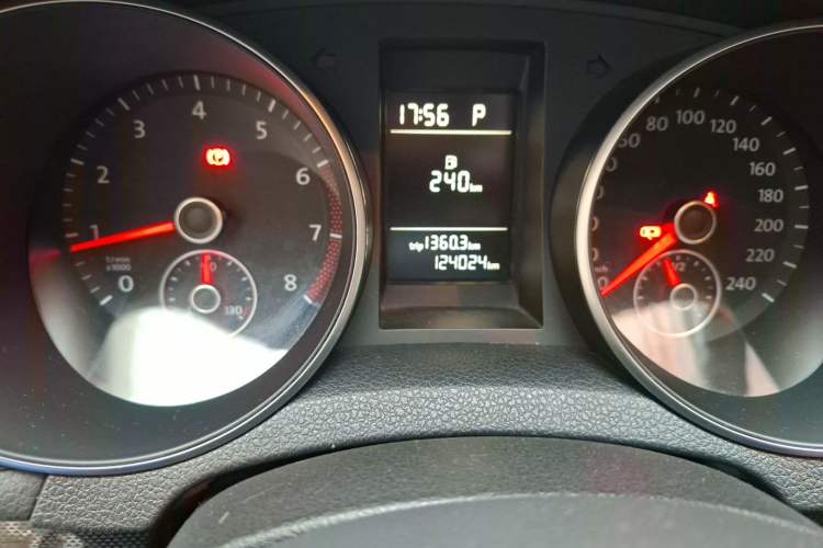 Used Volkswagen Golf 2011 1.4 TSI Automatic Comfort Model Odometer Close Up