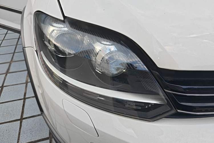 Used Volkswagen Golf 2011 1.4TSI Cross Golf Right Front Headlight