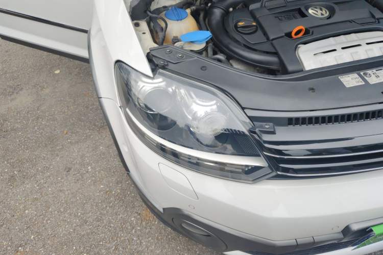 Used Volkswagen Golf 2011 1.4TSI Cross Golf Right Front Headlight
