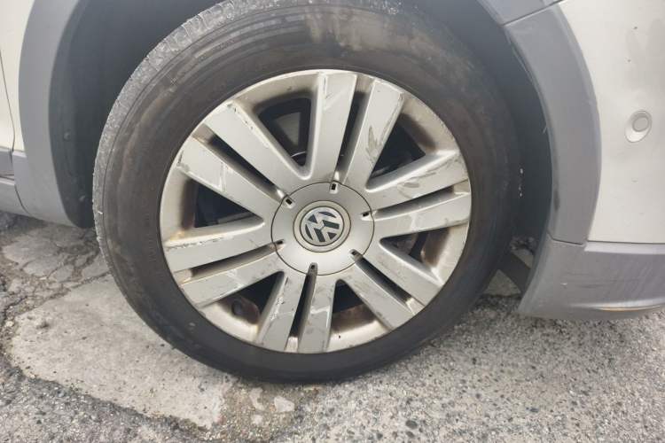 Used Volkswagen Golf 2011 1.4TSI Cross Golf Right Front Wheel Hub