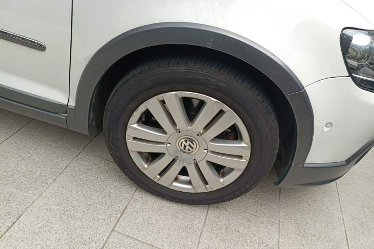 Used Volkswagen Golf 2011 1.4TSI Cross Golf Right Front Wheel Hub