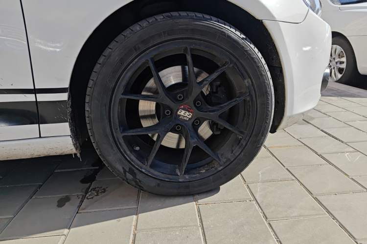Used Volkswagen Golf 2011 1.4 TSI Comfort Travel Edition Right Front Wheel Hub
