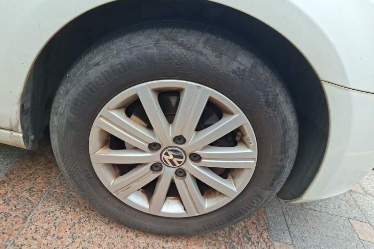 Used Volkswagen Golf 2011 1.6L Automatic Fashion Edition Right Front Wheel Hub