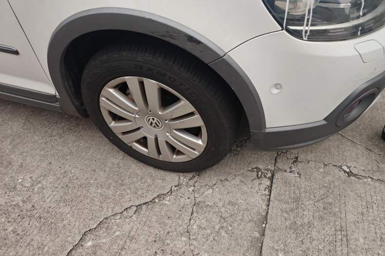 Used Volkswagen Golf 2011 1.4TSI Cross Golf Right Front Wheel Hub