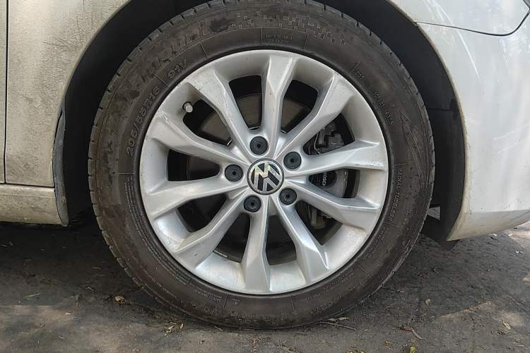 Used Volkswagen Golf 2011 1.4 TSI Automatic Comfort Model Right Front Wheel Hub
