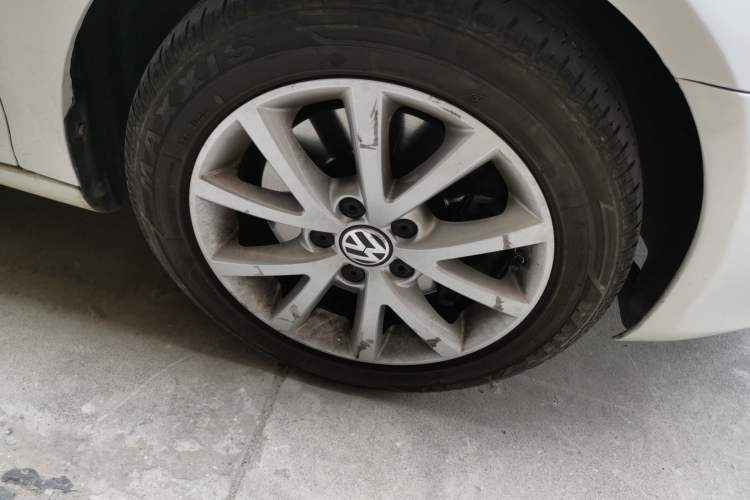 Used Volkswagen Golf  Right Front Wheel Hub