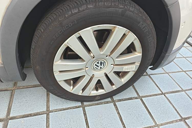 Used Volkswagen Golf 2011 1.4TSI Cross Golf Right Front Wheel Hub