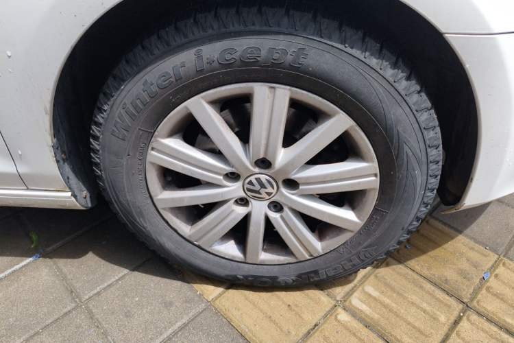 Used Volkswagen Golf 2011 1.6 Automatic Luxury Edition Right Front Wheel Hub