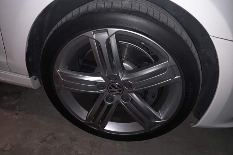 Used Volkswagen Golf 2011 2.0 TSI R Right Front Wheel Hub