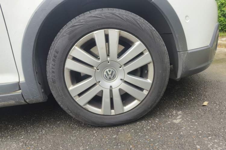 Used Volkswagen Golf 2011 1.4TSI Cross Golf Right Front Wheel Hub