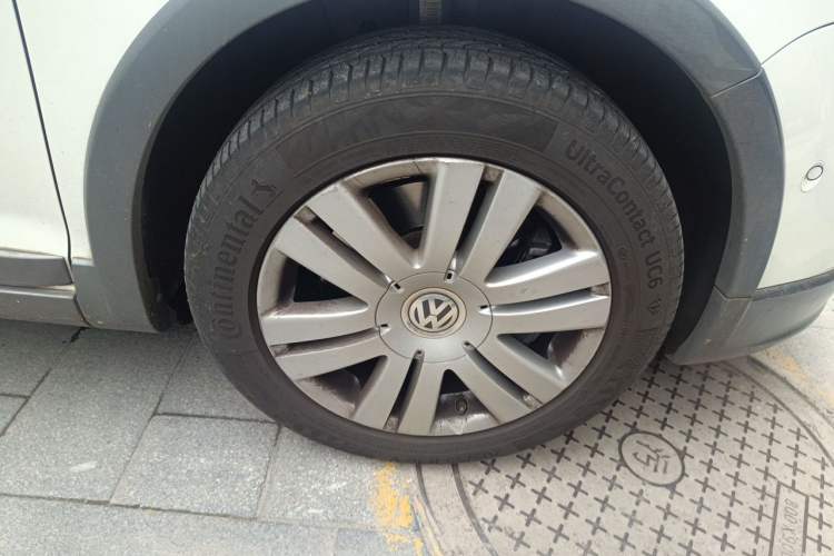 Used Volkswagen Golf 2011 1.4TSI Cross Golf Right Front Wheel Hub