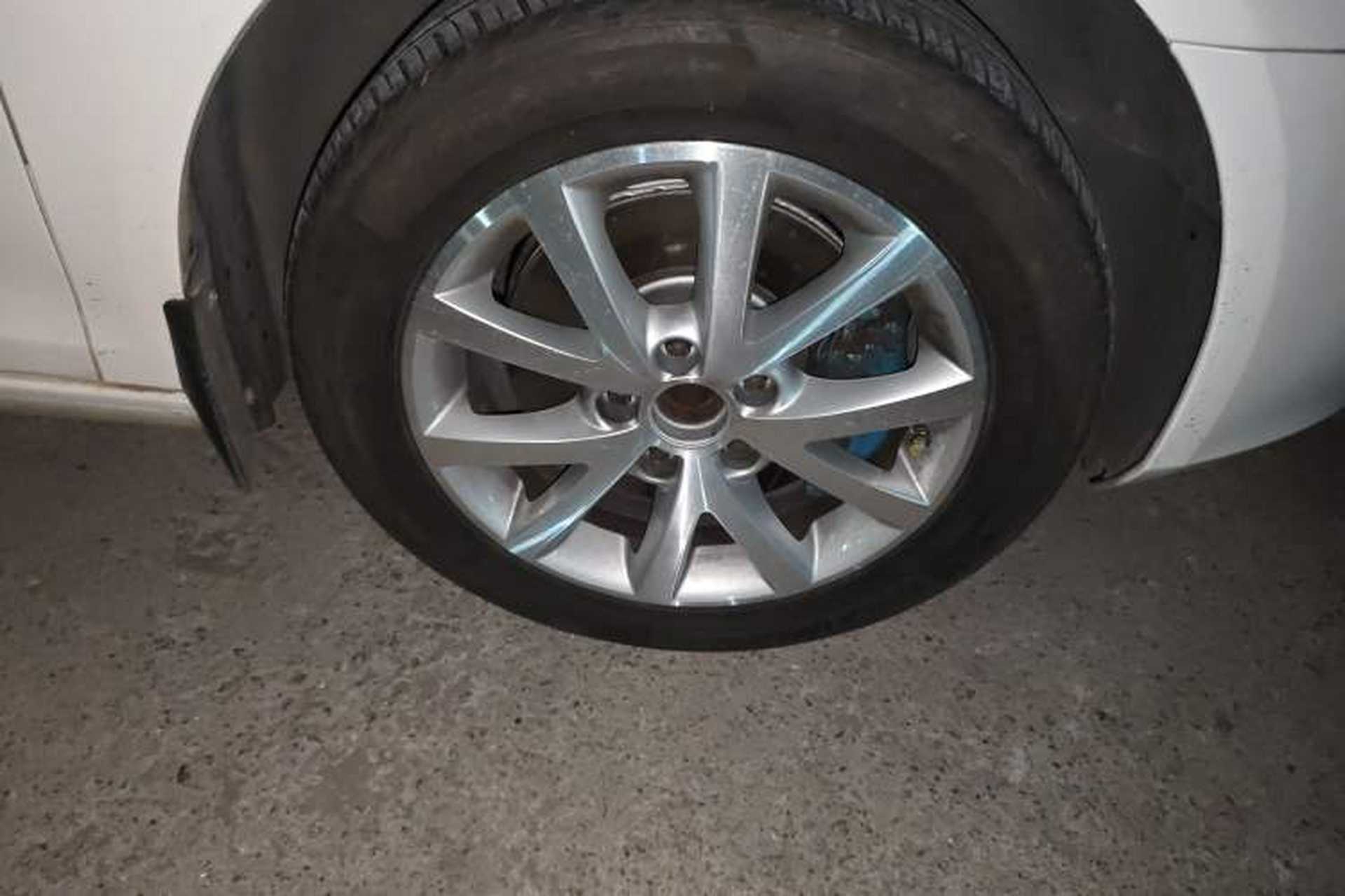 Used Volkswagen Golf 2011 1.4 TSI Comfort Travel Edition Right Front Wheel Hub
